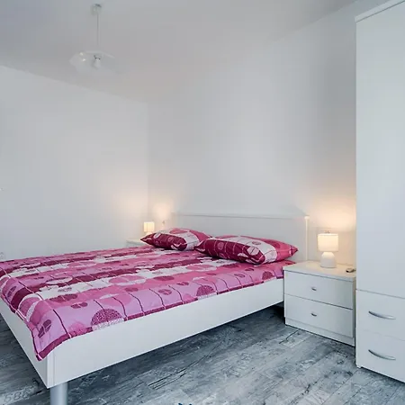 Vilă New With Pool, 600 M From The - By Traveler Tourist Agency Krk Id 2164