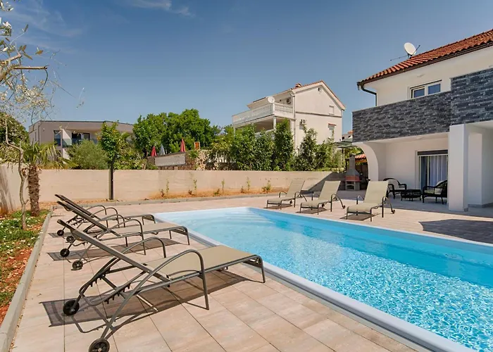New With Pool, 600 M From The - By Traveler Tourist Agency Krk Id 2164 Vila Pinezići